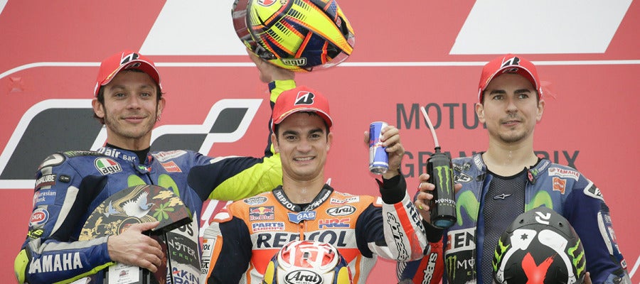 Dani Pedrosa, escoltado por los dos pilotos Yamaha en el podio Dani Pedrosa, escoltado por los dos pilotos Yamaha en el podio