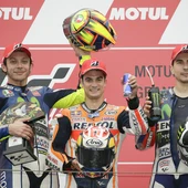 Dani Pedrosa, escoltado por los dos pilotos Yamaha en el podio Dani Pedrosa, escoltado por los dos pilotos Yamaha en el podio