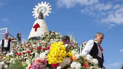 Ofrenda de Flores a la Virgen del Pilar Ofrenda de Flores a la Virgen del Pilar