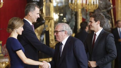 Los Reyes Fel&iexcl;pe y Letizia saludan al presidente de Ciudadanos, Albert Rivera
