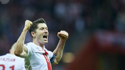 Robert Lewandowski celebra un gol con Polonia
