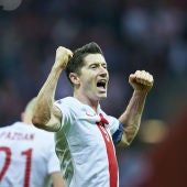 Robert Lewandowski celebra un gol con Polonia