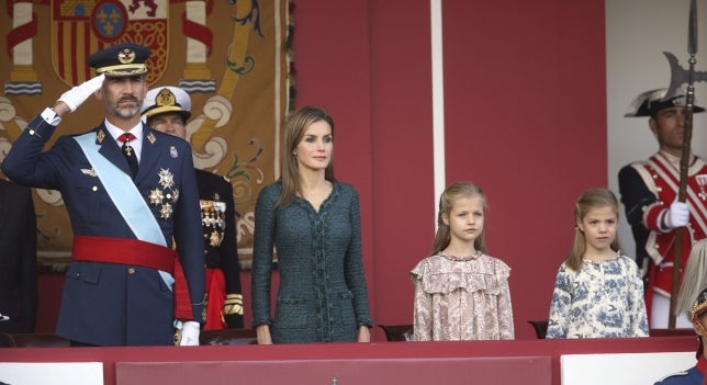 Los Reyes, acompañados de sus hijas, presiden el Desfile de la Fiesta Nacional Los Reyes, acompañados de sus hijas, presiden el Desfile de la Fiesta Nacional