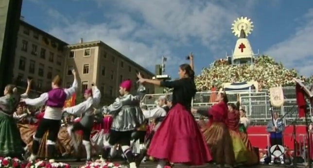 Millones de flores hilan un manto de cariño a la Virgen del Pilar Millones de flores hilan un manto de cariño a la Virgen del Pilar