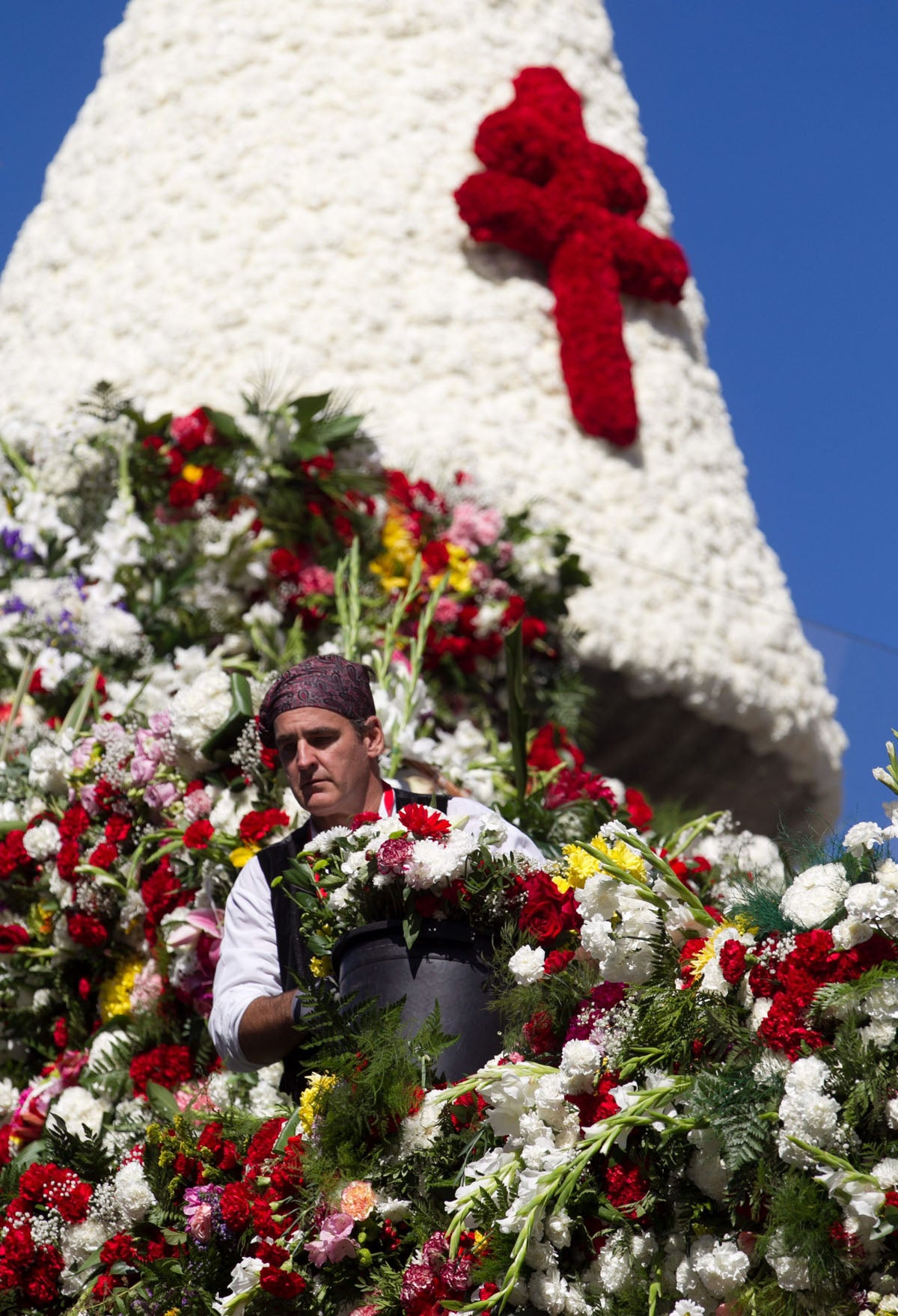 500 euros de tasa para los empresarios que coloquen su nombre en la ofrenda floral de la Virgen del Pilar 500 euros de tasa para los empresarios que coloquen su nombre en la ofrenda floral de la Virgen del Pilar