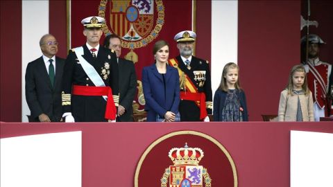 Los Reyes presiden con sus hijas el desfile militar