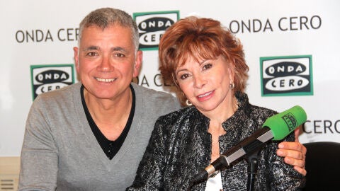 Isabel Allende junto a Juan Ram&oacute;n Lucas
