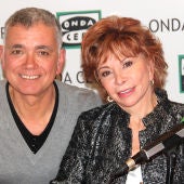 Isabel Allende junto a Juan Ramón Lucas