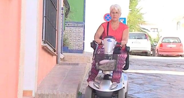 Multada con 500 € por ir con su silla de ruedas en dirección prohibida Multada con 500 € por ir con su silla de ruedas en dirección prohibida