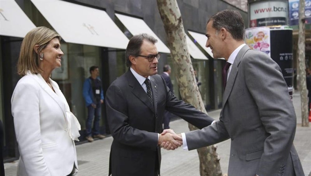 Felipe VI saludando al presidente de la Generalitat, Artur Mas
