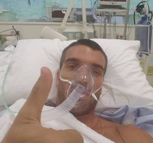 Gesto tranquilizador de De Angelis Gesto tranquilizador de De Angelis