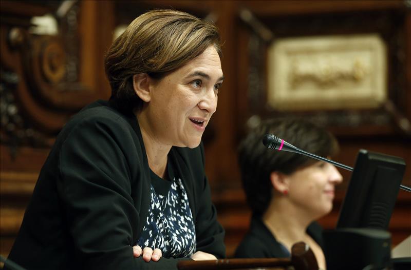 Ada Colau encabeza el acto de apoyo a Mas por su imputación en el 9-N Ada Colau encabeza el acto de apoyo a Mas por su imputación en el 9-N