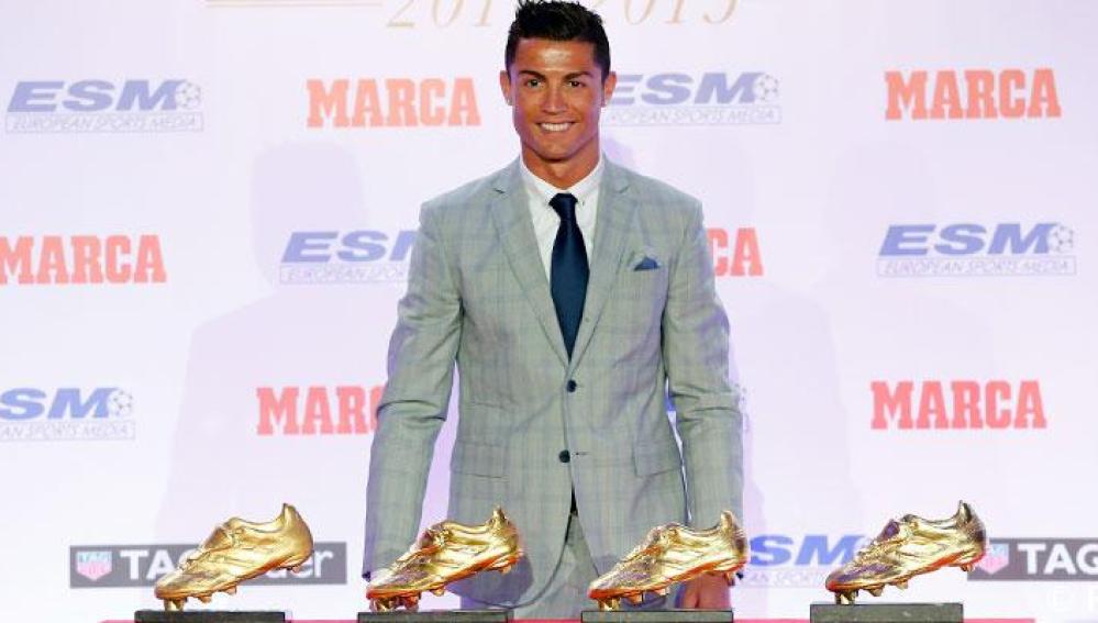 Cristiano Ronaldo posa con sus cuatro Botas de Oro