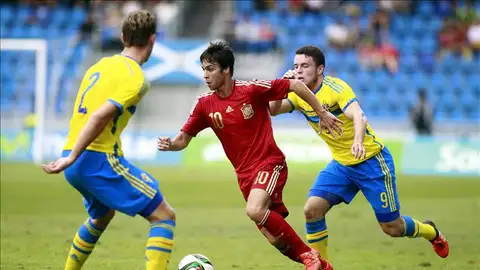 Óliver conduce el balón en el partido ante Suecia Óliver conduce el balón en el partido ante Suecia