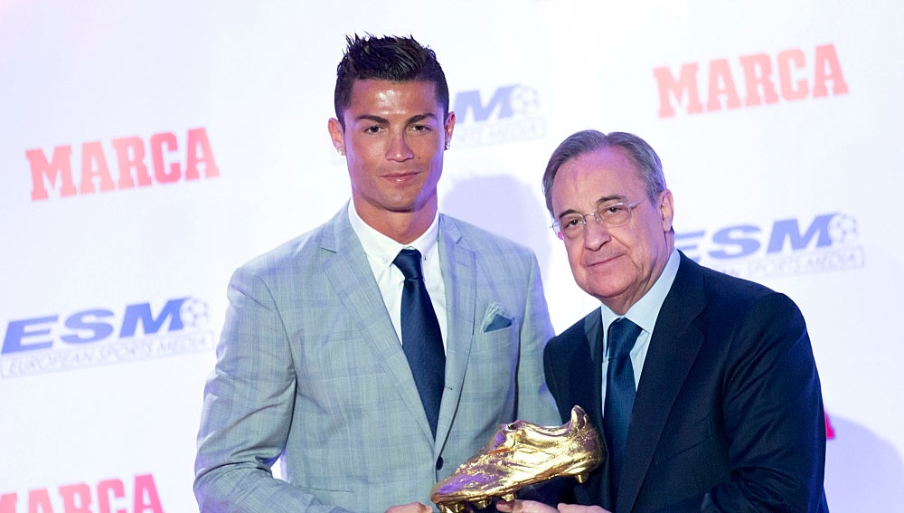 Florentino posa junto a Cristiano Ronaldo y su Bota de Oro