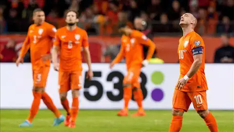 Los jugadores de Holanda se lamentan tras quedarse fuera de la Eurocopa Los jugadores de Holanda se lamentan tras quedarse fuera de la Eurocopa