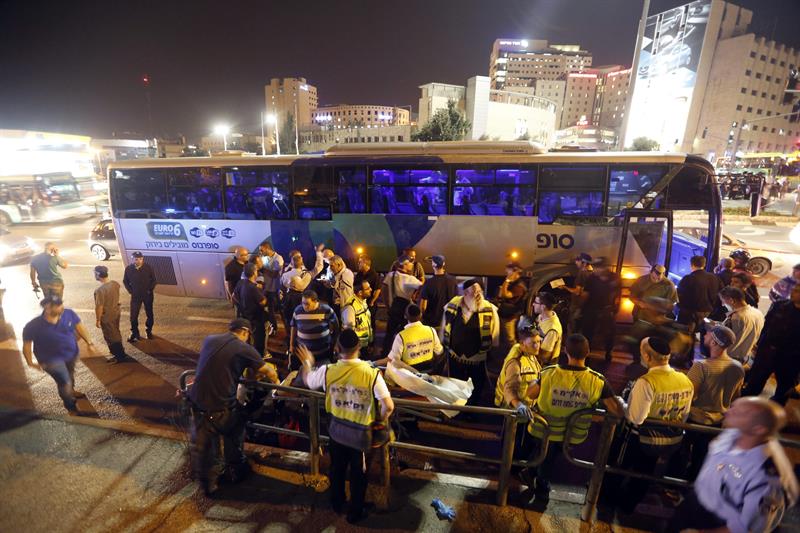 Tres muertos y 22 heridos en cuatro atentados en Jerusalén y Raanana Tres muertos y 22 heridos en cuatro atentados en Jerusalén y Raanana