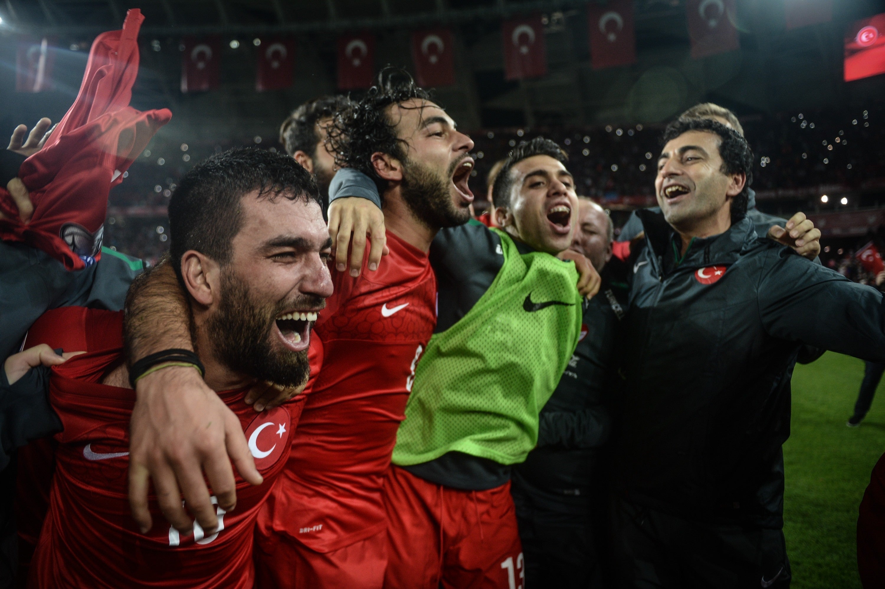 Turquía y Croacia cierran el pase a la Eurocopa, Holanda se queda fuera y Bosnia juagará la repesca Turquía y Croacia cierran el pase a la Eurocopa, Holanda se queda fuera y Bosnia juagará la repesca