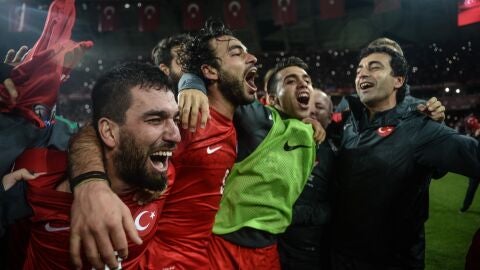 Arda Turan celebra con sus compa&ntilde;eros la clasificaci&oacute;n de Turqu&iacute;a para la Eurocopa 2016