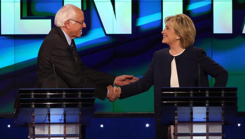 Hillary Clinton saluda a Bernie Sanders
