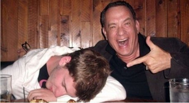 Internet: La verdad sobre la foto de Tom Hanks y el joven borracho Internet: La verdad sobre la foto de Tom Hanks y el joven borracho