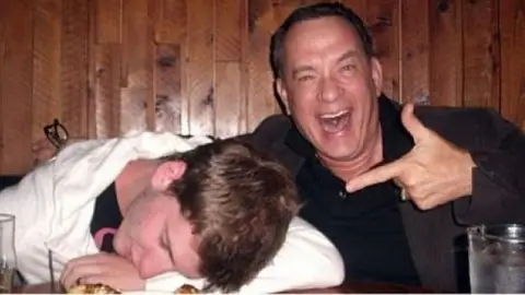 Tom Hanks se hace una foto con un joven borracaho Tom Hanks se hace una foto con un joven borracaho