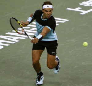 Rafa Nadal golpea una bola en el torneo de Shanghái Rafa Nadal golpea una bola en el torneo de Shanghái
