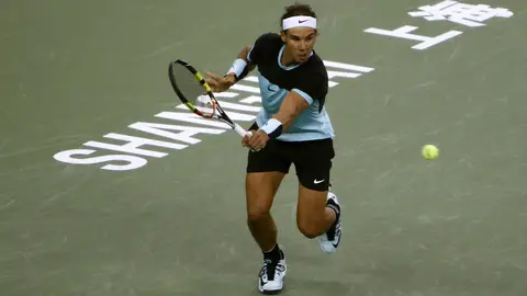 Rafa Nadal golpea una bola en el torneo de Shanghái Rafa Nadal golpea una bola en el torneo de Shanghái