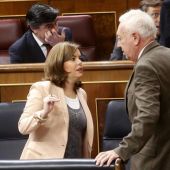 Soraya Sáenz de Santamaría y José Manuel García-Margallo conversan en el Congreso