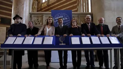 El presidente del grupo Planeta junto a los miembros del jurado El presidente del grupo Planeta junto a los miembros del jurado