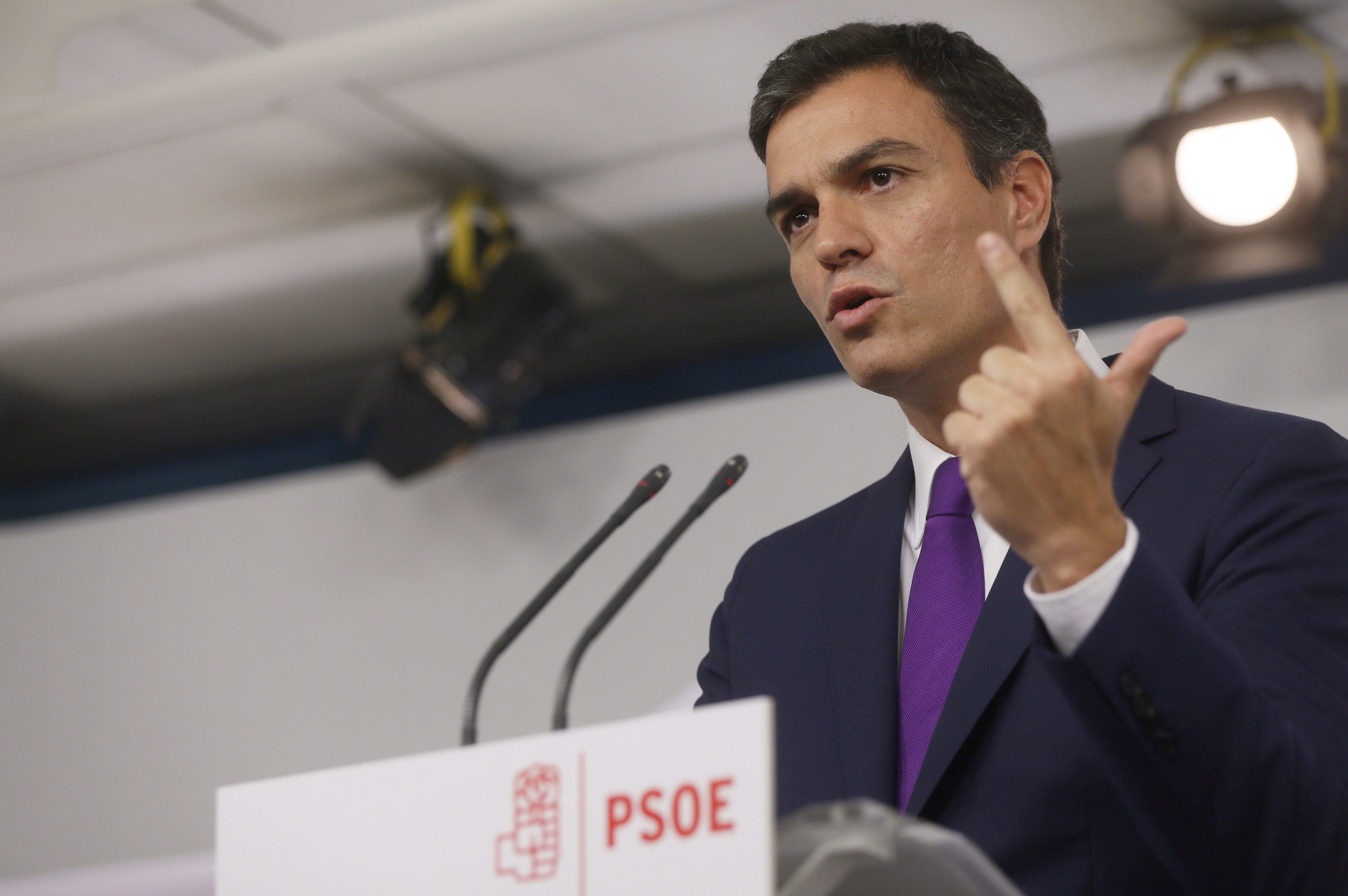 Pedro Sánchez afirma que el PSOE está "en pie" frente a un PP "agotado y dividido" Pedro Sánchez afirma que el PSOE está "en pie" frente a un PP "agotado y dividido"