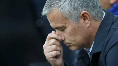 José Mourinho se lamenta durante un partido del Chelsea José Mourinho se lamenta durante un partido del Chelsea