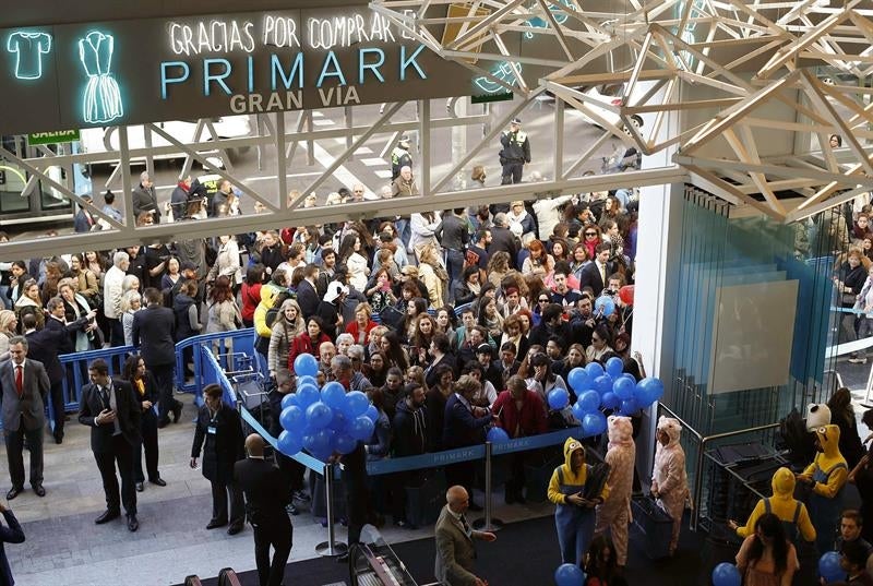 La apertura del Primark de Gran Vía provoca retenciones de tráfico y colapso en el interior La apertura del Primark de Gran Vía provoca retenciones de tráfico y colapso en el interior