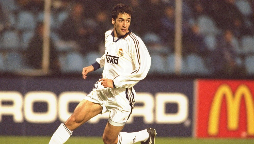 Raúl González, durante un partido de Champions con el Real Madrid, en 1999
