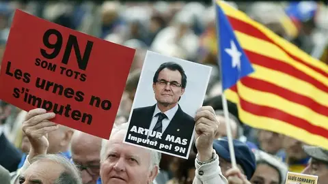Ciudadanos con 'esteladas' y carteles han acompañado a Artur Mas Ciudadanos con 'esteladas' y carteles han acompañado a Artur Mas