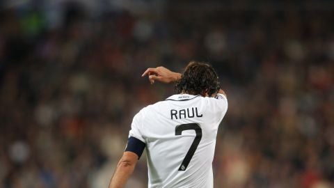 Ra&uacute;l seca el sudor en un partido de Champions frente a la Juventus, en el Santiago Bernab&eacute;u