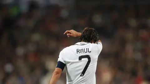 Raúl seca el sudor en un partido de Champions frente a la Juventus, en el Santiago Bernabéu Raúl seca el sudor en un partido de Champions frente a la Juventus, en el Santiago Bernabéu