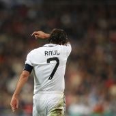 Raúl seca el sudor en un partido de Champions frente a la Juventus, en el Santiago Bernabéu