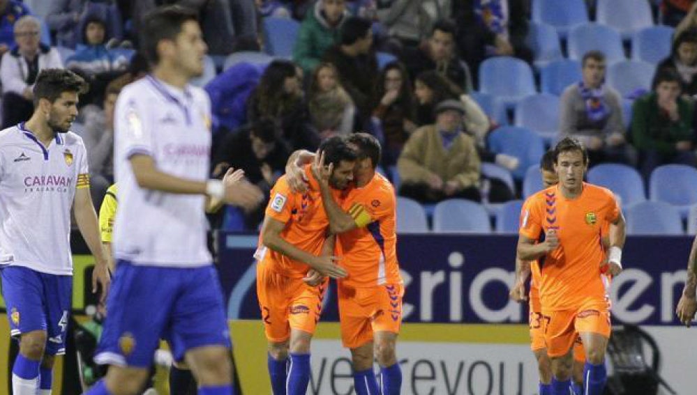 Los jugadores del Llagostera celebran un gol ante el Zaragoza