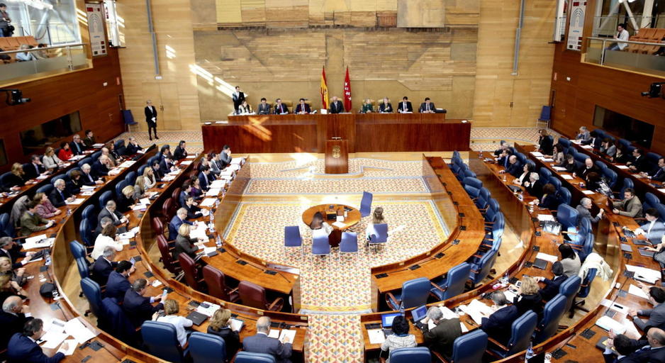Una invitada de Podemos en la Asamblea intentó grabar con micrófono oculto a una diputada del PP Una invitada de Podemos en la Asamblea intentó grabar con micrófono oculto a una diputada del PP