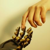 Una mano robótica cubierta por una especie de "piel" artificial  capaz de sentir
