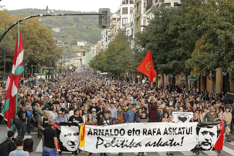 Miles de personas se manifiestan en San Sebastián para pedir la libertad de Arnaldo Otegi Miles de personas se manifiestan en San Sebastián para pedir la libertad de Arnaldo Otegi