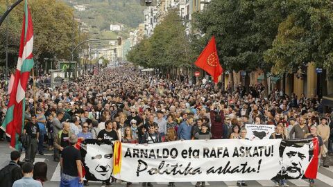 Miles de personas se han manifestado esta tarde en San Sebasti&aacute;n para exigir la excarcelaci&oacute;n del que fuera portavoz de la ilegalizada Batasuna Arnaldo Otegi 