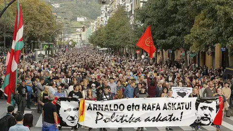 Miles de personas se han manifestado esta tarde en San Sebastián para exigir la excarcelación del que fuera portavoz de la ilegalizada Batasuna Arnaldo Otegi Miles de personas se han manifestado esta tarde en San Sebastián para exigir la excarcelación del que fuera portavoz de la ilegalizada Batasuna Arnaldo Otegi