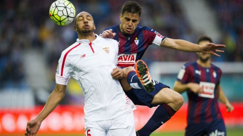 Disputa de bal&oacute;n en Ipur&uacute;a