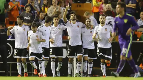 Los jugadores del Valencia celebran un gol ante el Málaga Los jugadores del Valencia celebran un gol ante el Málaga