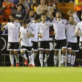 Los jugadores del Valencia celebran un gol ante el Málaga