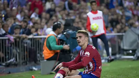 Griezmann, sentado en el césped Griezmann, sentado en el césped