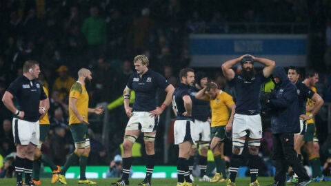 Los jugadores australianos estrechan la mano de los escoceses tras finalizar el partido
