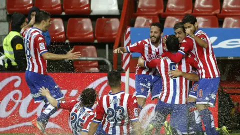 Los jugadores del Sporting celebran el primer gol del partido Los jugadores del Sporting celebran el primer gol del partido